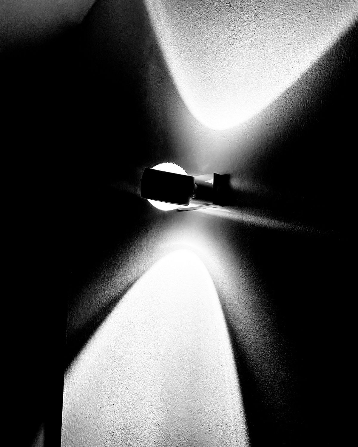Wall light casting symmetrical beams